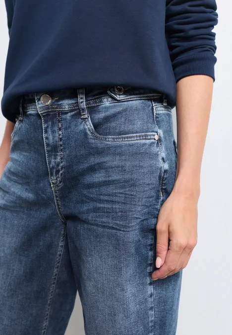 Jeans met High Waist en wijd uitlopende pijpen in een Loose Fit-pasvorm Medium Blue Random Washed Eenvoudige look: persoon draagt high-waist wijde blauwe jeans en een donkerblauwe trui.