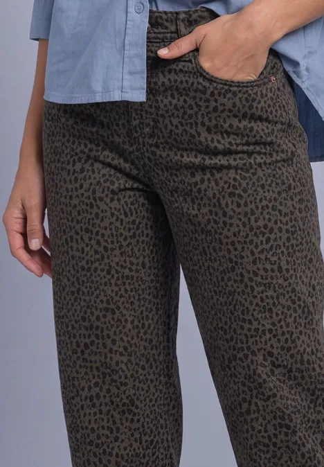 Jeans met High Waist en wijd uitlopende pijpen in een Loose Fit-pasvorm brown leo washed Persoon draagt kaki broek met zwarte luipaardprint, hand in de zak en een lichtblauw overhemd zichtbaar.