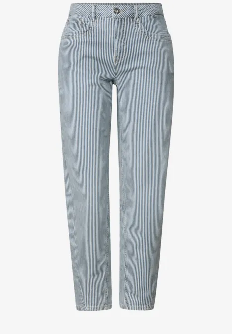 Een lichtblauwe, rechte jeans met hoge taille.