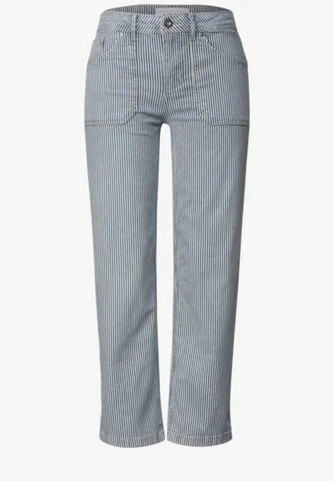 High waist jeans in lichtblauw denim met opgestikte zakken en rechte pijpen.