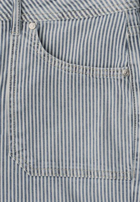 Close-up van een blauw-wit gestreepte spijkerbroek met een opgestikte zak.