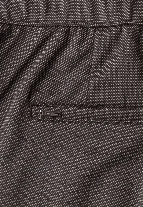 Detailaufnahme eines dunkelgrauen, gepunkteten Stoffhosenbunds mit Gummizug und Gesäßtasche.