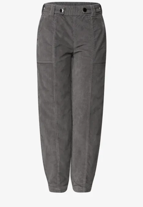 Locker geschnittene graue Hose mit hohem Bund, Gürtelschlaufen, Knopf und Reißverschluss, elastische Bündchen.