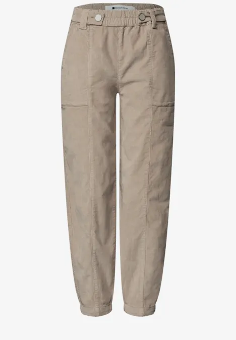 Beige Freizeit-Hose mit Bundfalten, Gürtelschlaufen und Taschen, leger geschnitten.