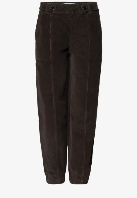 Dunkelbraune Cordhose mit hohem Bund, seitlichen Eingrifftaschen und elastischen Bündchen am Knöchel.