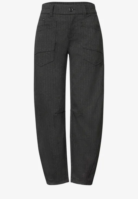 Graue, taillierte Hose mit feinen Nadelstreifen, aufgesetzten Taschen und geradem Bein.