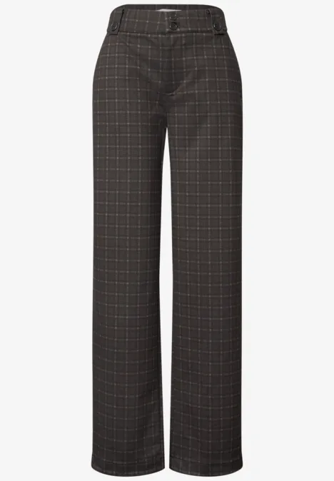 Donkergrijze, rechte broek met subtiel ruitpatroon.