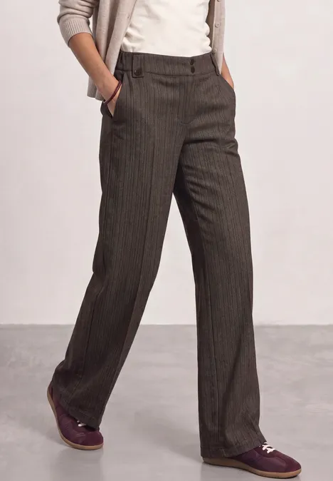 Pantalon taille haute Straight Leg avec détail boutonné black coffee Personne portant un pantalon gris rayé, un t-shirt blanc, un cardigan beige et des chaussures violettes.