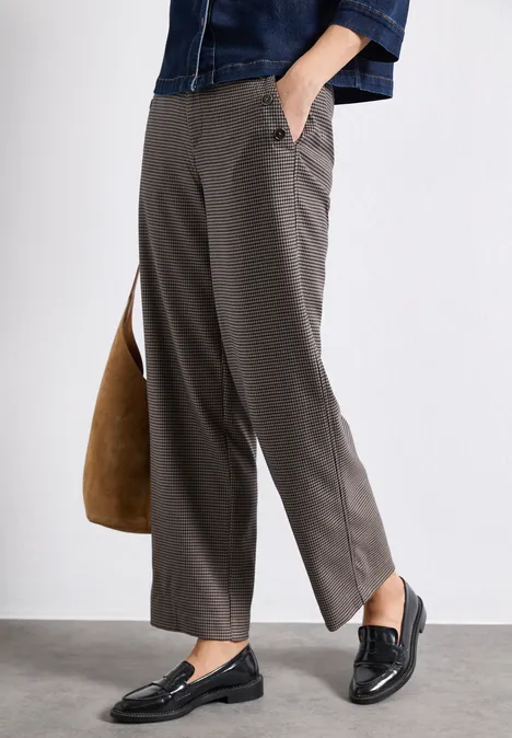 High Waist Straight Leg Hose mit Knopfdetails sanded amber Person trägt graue Stoffhose, schwarze Loafers und hält eine braune Tasche.