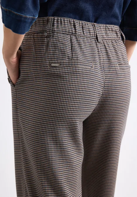 High Waist Straight Leg Hose mit Knopfdetails sanded amber Rückenansicht einer Person in karierter Hose mit Händen in den Taschen