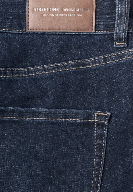 High Waist Barrel Leg Jeans im Loose Fit Dark Blue Washed Nahaufnahme einer dunklen Jeansrückentasche mit Leder-Label 'STREET ONE Denim Artwork'.