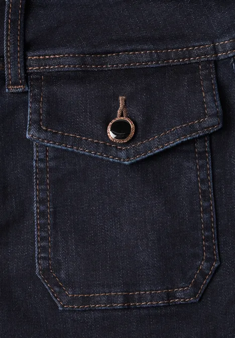 Dunkelblaue Jeans-Tasche mit Klappe, Metallring als Verschlussdetail und kontrastfarbener Naht.