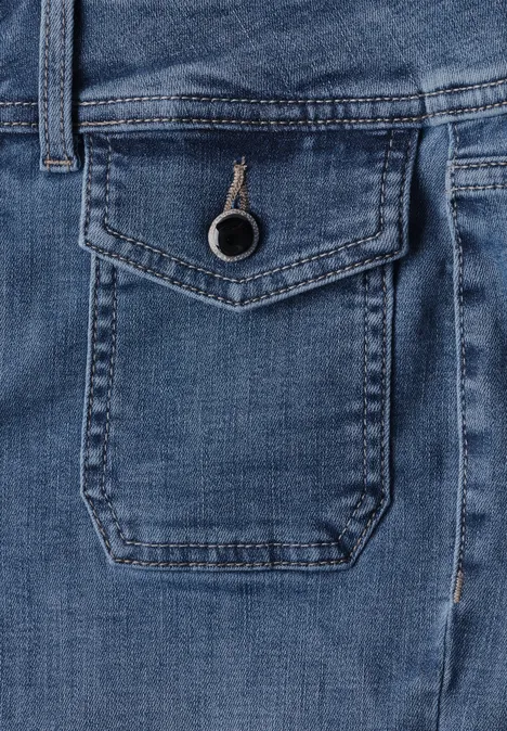 Mid Waist Straight Leg Jeans im Casual Fit Mid Blue Washed Close-up auf eine blaue Jeans mit kleiner Klappentasche und Knopf.