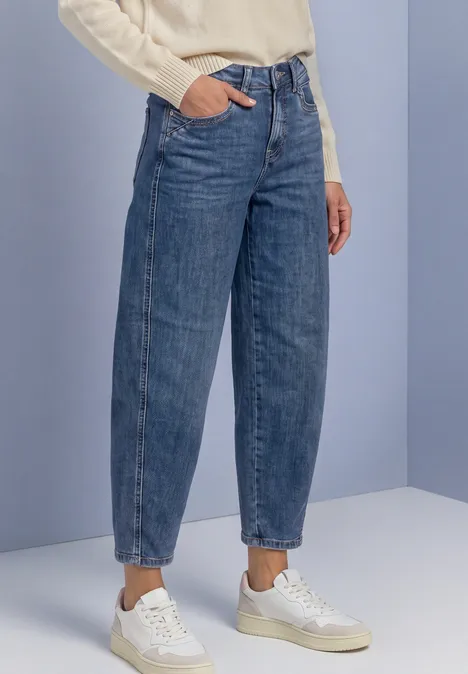 Jean taille haute à Barrel Leg, coupe ample Medium Blue Soft Washed Jean bleu taille haute, coupe ample et jambes fuselées, porté avec baskets blanches