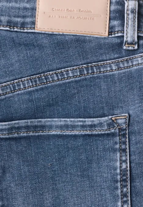 Jean taille haute à Barrel Leg, coupe ample Medium Blue Soft Washed Gros plan d’un jean bleu avec poche arrière plaquée et étiquette en cuir à la taille.