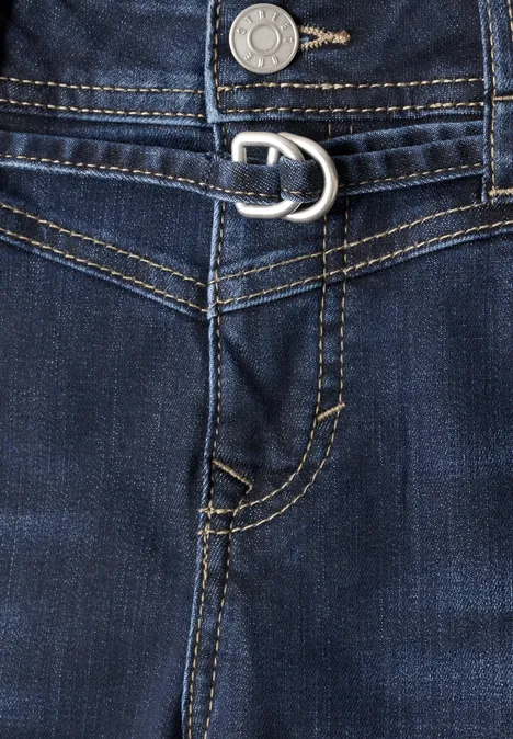 Gros plan sur un jean bleu avec ceinture et boucle en D.