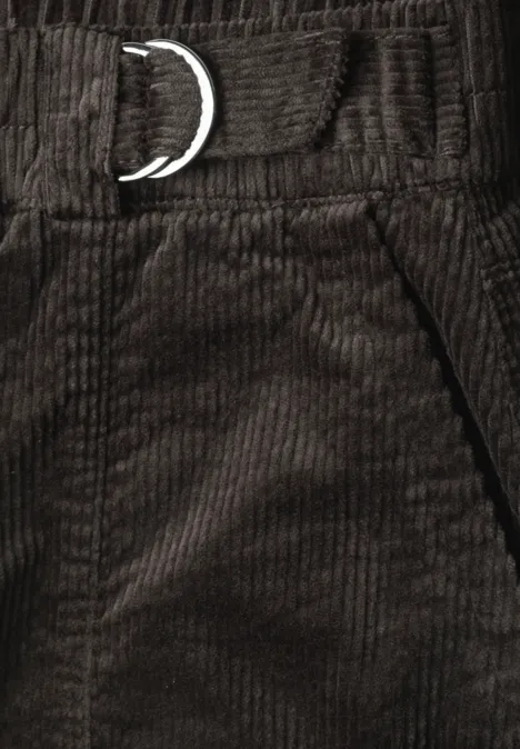 Detailaufnahme einer dunkelbraunen Cordhose mit Metall-D-Ring am Bund und seitlicher Tasche.