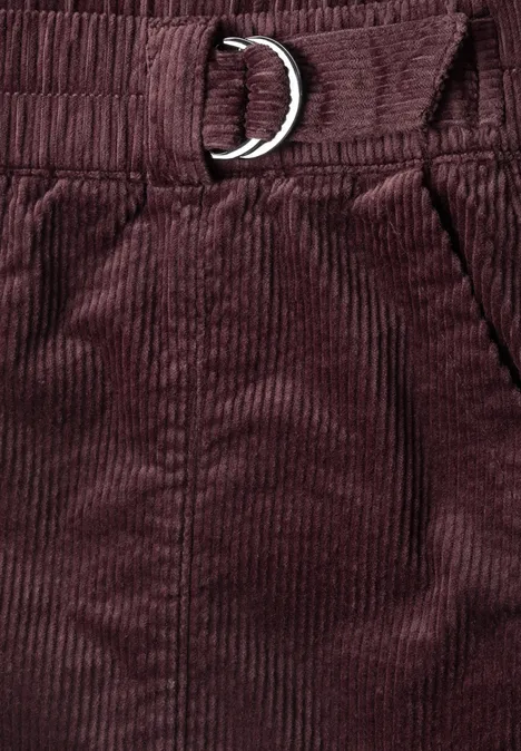 High Waist Barrel Leg Hose mit Elastikbund vintage ruby Nahaufnahme einer bordeauxroten Cordhose mit elastischem Bund, Tasche und D-Ring-Gürtel.