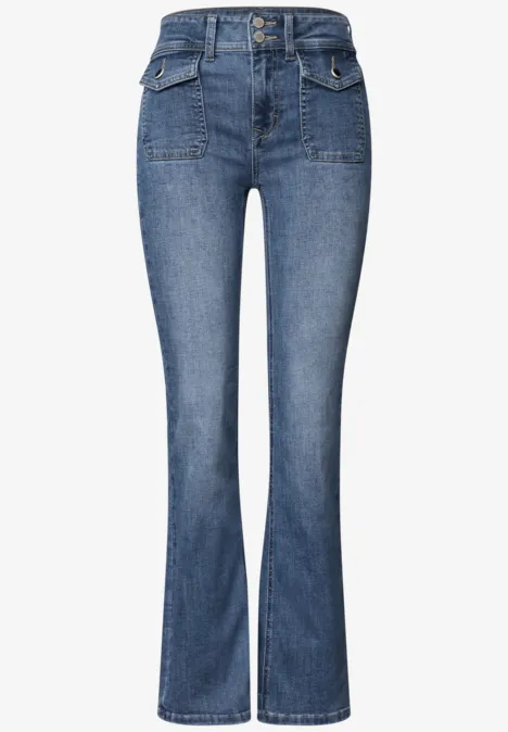 Blaue hoch taillierte Jeans mit ausgestelltem Bein und Fronttaschen.