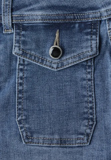 Blauer Jeansstoff mit aufgesetzter Tasche und Metallring als Verschluss.