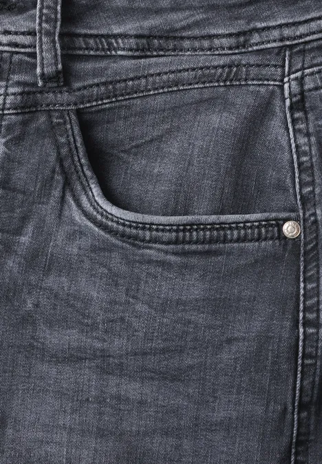 High Waist Barrel Leg Jeans im Loose Fit Steel Grey Wash Nahaufnahme einer blauen Jeanshose mit sichtbarer Tasche, Gürtelschlaufe und Nahtdetails.