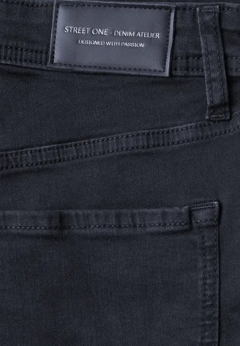 High Waist Barrel Leg Jeans im Loose Fit blue black soft wash Nahaufnahme einer schwarzen Jeans mit sichtbarem Label und Taschennaht.