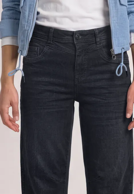 High Waist Barrel Leg Jeans im Loose Fit blue black soft wash Eine Person trägt eine hellblaue Jeansjacke, ein weißes T-Shirt und schwarze Jeans.
