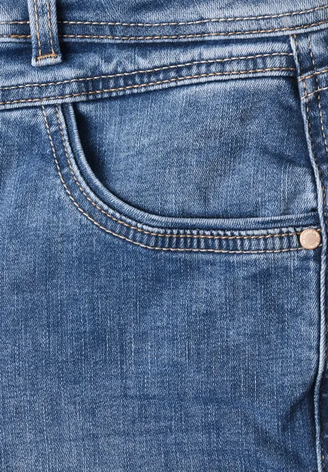 Nahaufnahme einer blauen Jeans-Tasche.