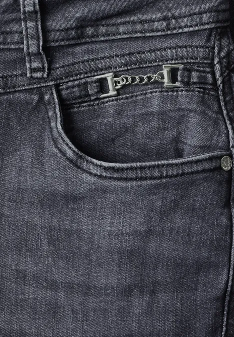Schwarze Jeans mit Reißverschlusstasche und sichtbaren Nähten