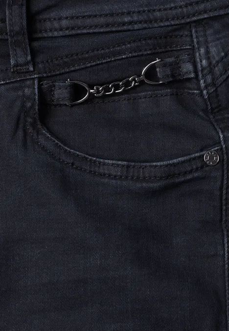 Mid Waist Straight leg Jeans im Casual Fit blue black soft wash Schwarze Jeans mit dekorativem Metallketten-Detail an der kleinen Fronttasche.