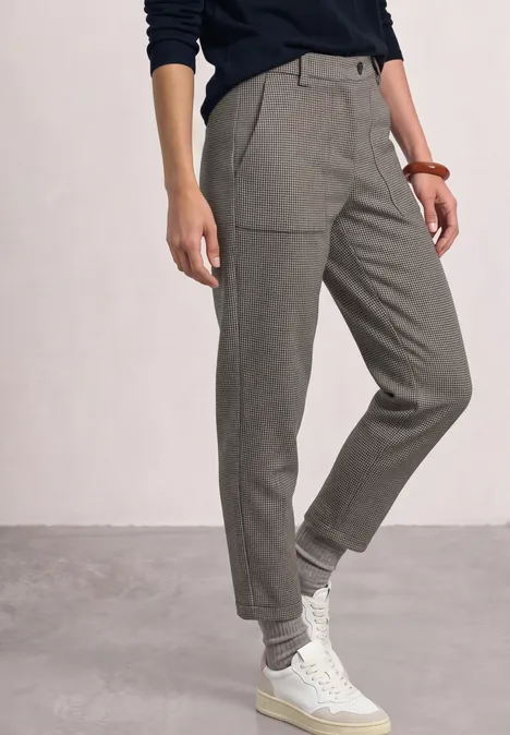 High Waist Barrel Leg Hose im Casual Fit Black Grau-olivfarbene Stoffhose mit geradem Schnitt, Seitentaschen und Bund, kombiniert mit weißen Sneakern und grauen Socken