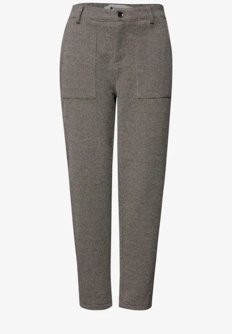 High Waist Barrel Leg Hose im Casual Fit Black Elegante, hochgeschnittene Damenhose in Wolloptik mit schmal zulaufendem Bein und aufgesetzten Fronttaschen.