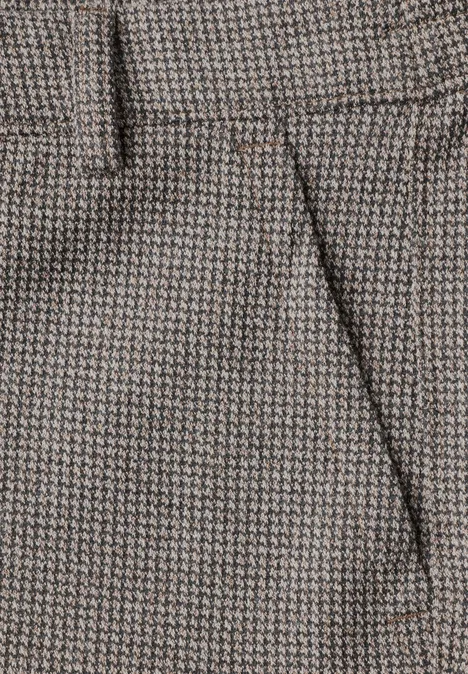 High Waist Barrel Leg Hose im Casual Fit Black Nahaufnahme eines Hahnentrittmusters auf Stoff mit angedeuteter Falte.