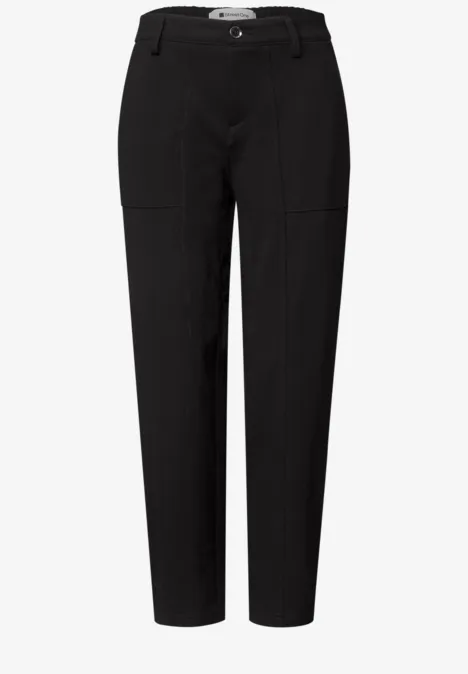 Schwarze, gerade geschnittene Hose mit zwei aufgesetzten Taschen und elastischem Bund.