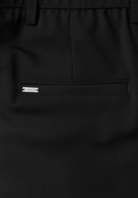 Schwarze Hose mit Gesäßtasche und kleinem Metall-Logo auf der Naht.