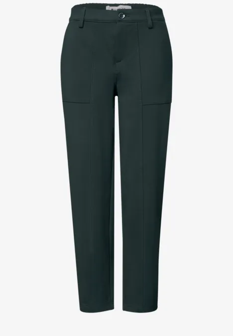 Schwarze, gerade geschnittene Hose mit Bund, Gürtelschlaufen und seitlichen Aufsatztaschen.