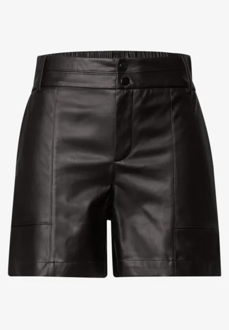 Schwarze Leder-Shorts mit hohem Bund und Knopfleiste.