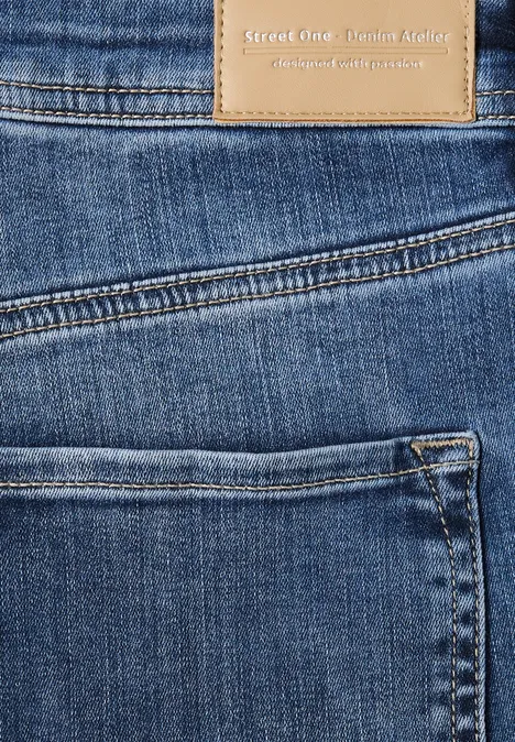 Nahaufnahme blaue Jeans mit sichtbarer Gesäßtasche und markanten Nähten.