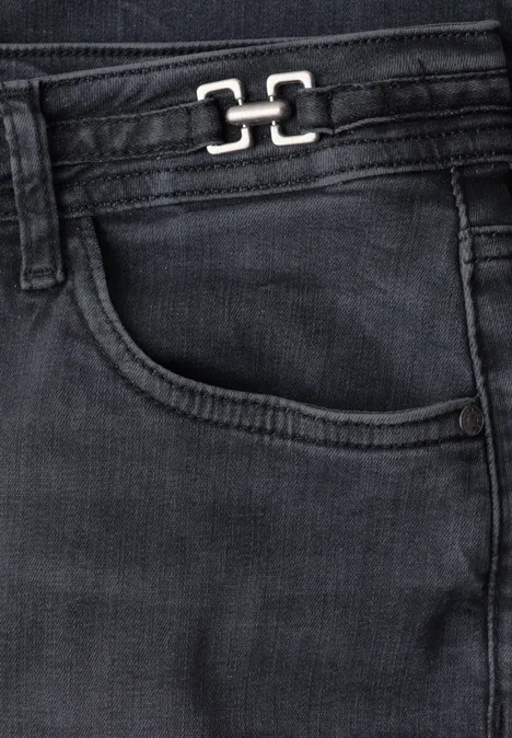 Jean à jambes larges avec des détails au niveau de la ceinture Steel Grey Washed Gros plan d’un jean noir avec poche avant et petit logo métallique sur la ceinture.