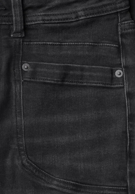 Jean bootcut taille haute, coupe slim Black Washed Nahaufnahme einer schwarzen Jeans-Tasche mit Ziernähten und Metallnieten