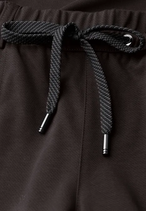 Pantalon taille haute Barrel Leg, coupe décontractée black coffee Nahaufnahme des schwarzen Kordelzugs an einem dunklen, strukturierten Stoffbund.