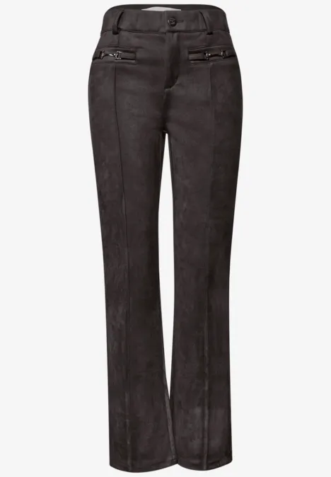 Bootcut Velourshose im Slim Fit black coffee Schwarze Damenhose aus Veloursleder mit ausgestellten Beinen und Reißverschlusstaschen.
