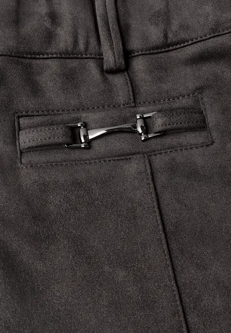 Bootcut Velourshose im Slim Fit black coffee Detail einer schwarzen Hose mit Stoff und silbernem Zierbeschlag an der Tasche.