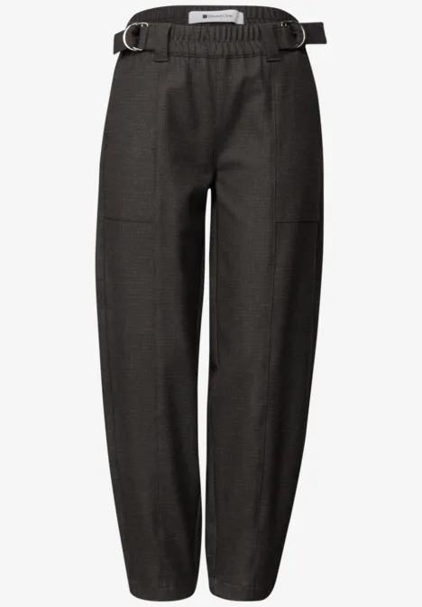 High Waist Barrel Leg Hose im Casual Fit black coffee Dunkelgraue Bundfaltenhose mit elastischem Gürtelbund, lockere, leicht zulaufende Passform.
