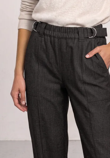 High Waist Barrel Leg Hose im Casual Fit black coffee Person trägt hellen Pullover und graue karierte Hose mit elastischem Bund und D-Ring-Gürtel.