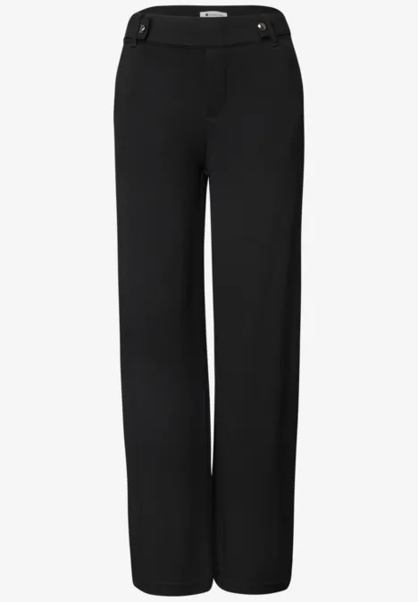 Zwarte, rechte broek met hoge taille en ceintuurlussen.