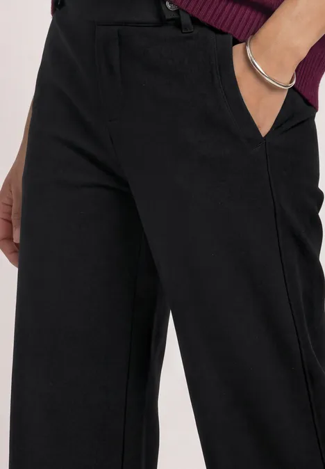Zwarte, wijdvallende broek met zijzakken, elegante stof.