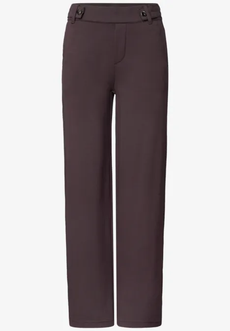 Dunkelbraune, gerade geschnittene Damenhose mit seitlichen Knopfdetails am Taillenbund.