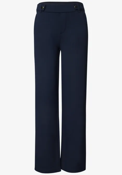 Donkerblauwe damesbroek met wijde pijpen en decoratieve gespen aan de zijkant.