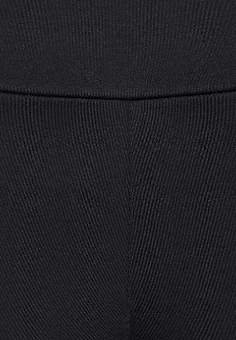 Thermo-Leggings im Skinny Fit Black Nahaufnahme von schwarzem Stoff mit vertikaler und horizontaler Naht.